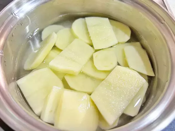 キュウリもハムも使わない！　ポテサラの意外な作り方に「入れて大正解」