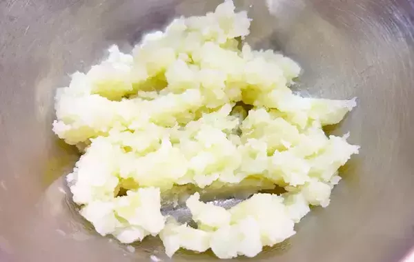 キュウリもハムも使わない！　ポテサラの意外な作り方に「入れて大正解」