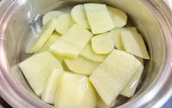 キュウリもハムも使わない！　ポテサラの意外な作り方に「入れて大正解」