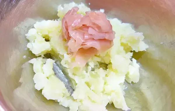 キュウリもハムも使わない！　ポテサラの意外な作り方に「入れて大正解」