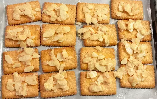 クッキー生地は作りません！　市販のお菓子が『フロランタン』に化ける方法とは？