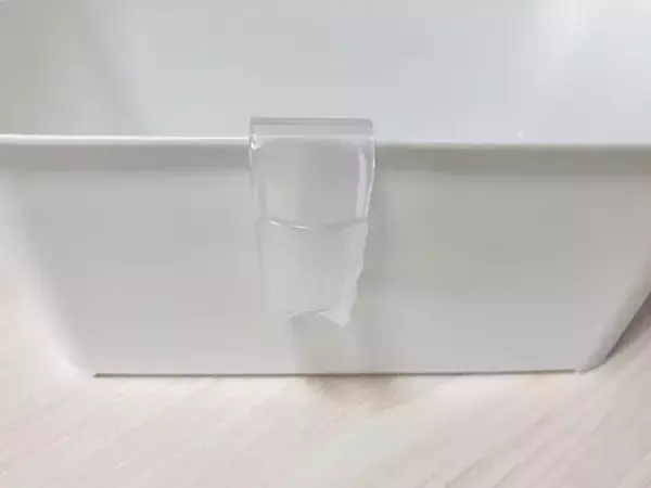 薬味チューブホルダーを窓際で活用　『じゃない使い方』で玄関がスッキリ！