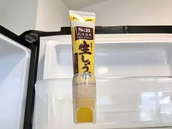 薬味チューブホルダーを窓際で活用　『じゃない使い方』で玄関がスッキリ！