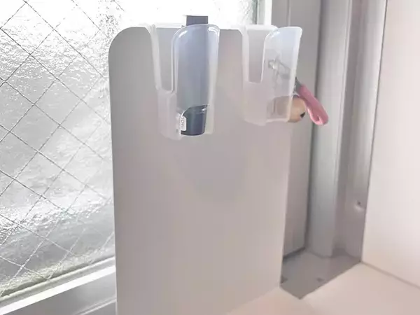 薬味チューブホルダーを窓際で活用　『じゃない使い方』で玄関がスッキリ！