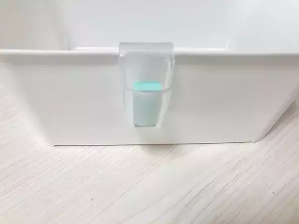 薬味チューブホルダーを窓際で活用　『じゃない使い方』で玄関がスッキリ！