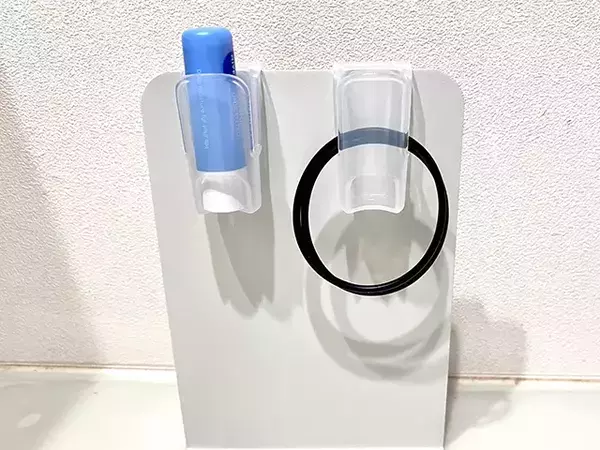 薬味チューブホルダーを窓際で活用　『じゃない使い方』で玄関がスッキリ！