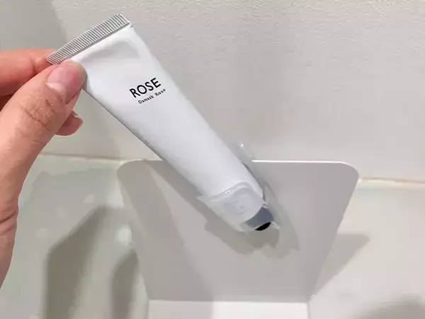 薬味チューブホルダーを窓際で活用　『じゃない使い方』で玄関がスッキリ！