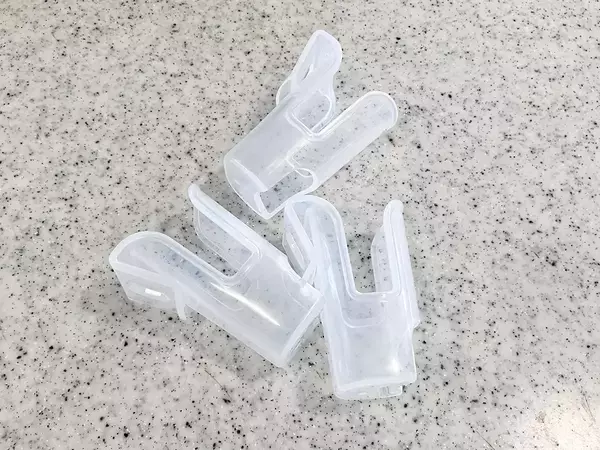 薬味チューブホルダーを窓際で活用　『じゃない使い方』で玄関がスッキリ！