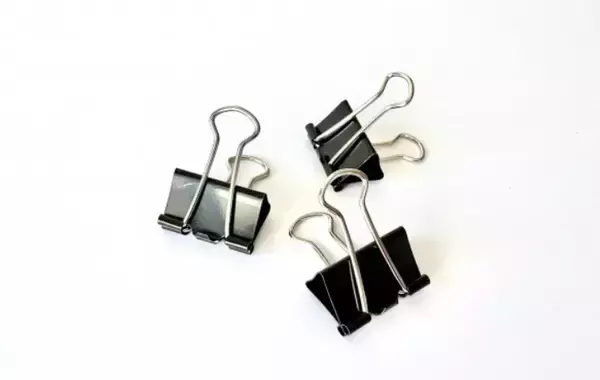 余ったダブルクリップで作る即席スマホスタンド　『30秒』で完了するデスクでの活用【活用テク4選】