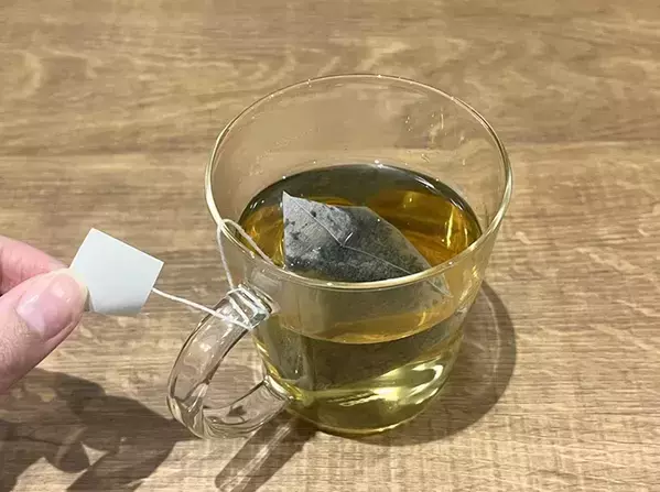 『お茶にドボン』を解消！　ティーバッグの持ち手を沈ませないワザに「考えた人、頭いい！」