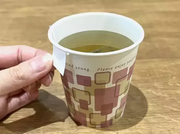 『お茶にドボン』を解消！　ティーバッグの持ち手を沈ませないワザに「考えた人、頭いい！」
