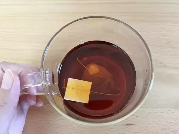 『お茶にドボン』を解消！　ティーバッグの持ち手を沈ませないワザに「考えた人、頭いい！」