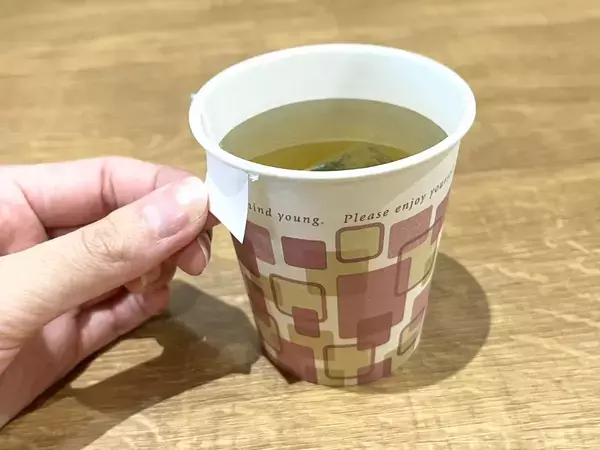 『お茶にドボン』を解消！　ティーバッグの持ち手を沈ませないワザに「考えた人、頭いい！」