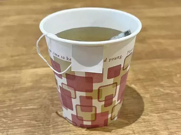 『お茶にドボン』を解消！　ティーバッグの持ち手を沈ませないワザに「考えた人、頭いい！」