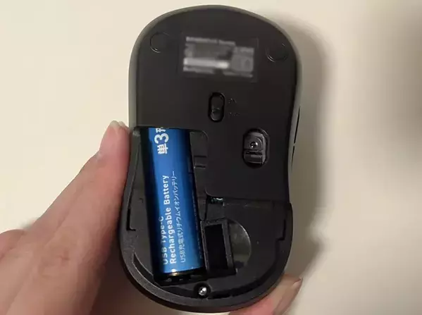 ダイソーで買った単3電池に『穴』を発見！？　ケーブルをさし込んでみたら…「便利で手放せない」