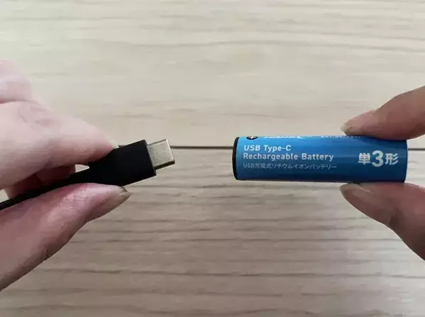 ダイソーで買った単3電池に『穴』を発見！？　ケーブルをさし込んでみたら…「便利で手放せない」