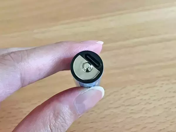 ダイソーで買った単3電池に『穴』を発見！？　ケーブルをさし込んでみたら…「便利で手放せない」