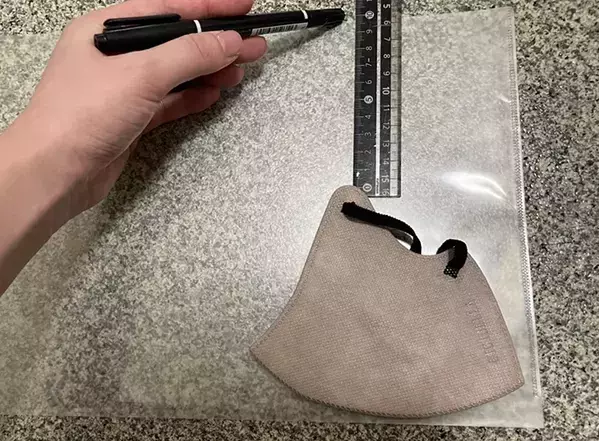 マスクがぴったり収まる　余ったクリアファイルを『Wポケットのマスクケース』に作り変えるアイディア