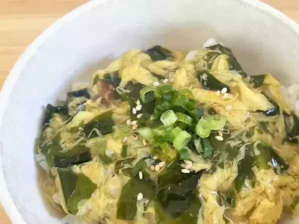 たまごスープに『片栗粉』を入れるだけ！　3分で完成する『とろとろ玉子あんかけ丼』が最高すぎた