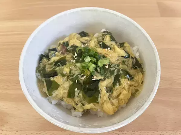 たまごスープに『片栗粉』を入れるだけ！　3分で完成する『とろとろ玉子あんかけ丼』が最高すぎた