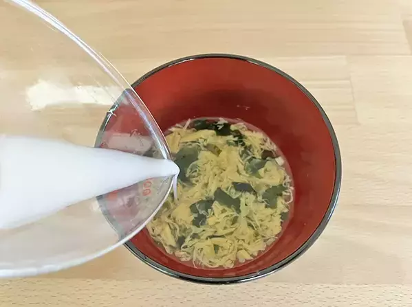 たまごスープに『片栗粉』を入れるだけ！　3分で完成する『とろとろ玉子あんかけ丼』が最高すぎた