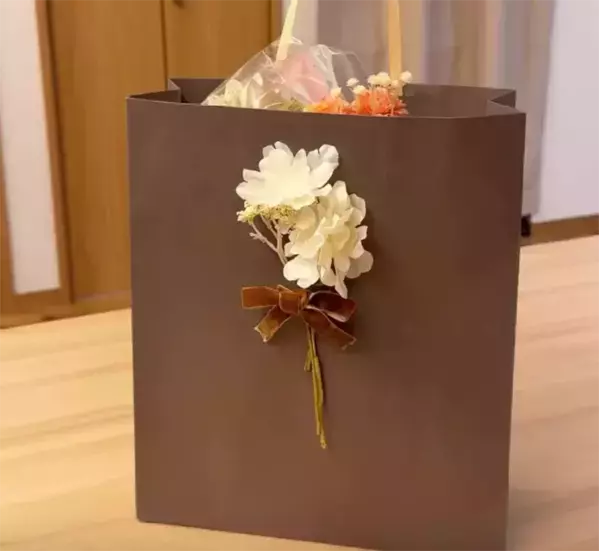 お祝いブーケが100均で完成　お菓子をおしゃれに飾るアイディアに「参考にします」「素敵」