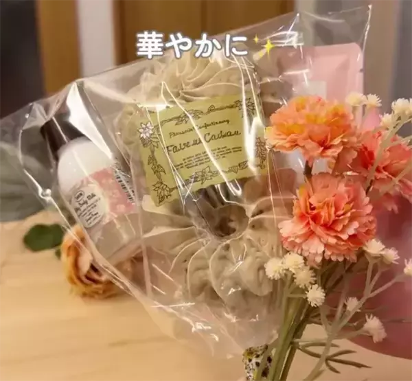 お祝いブーケが100均で完成　お菓子をおしゃれに飾るアイディアに「参考にします」「素敵」