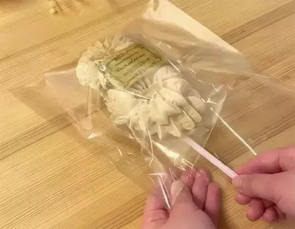 お祝いブーケが100均で完成　お菓子をおしゃれに飾るアイディアに「参考にします」「素敵」