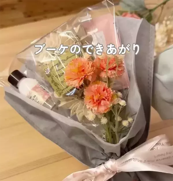 お祝いブーケが100均で完成　お菓子をおしゃれに飾るアイディアに「参考にします」「素敵」