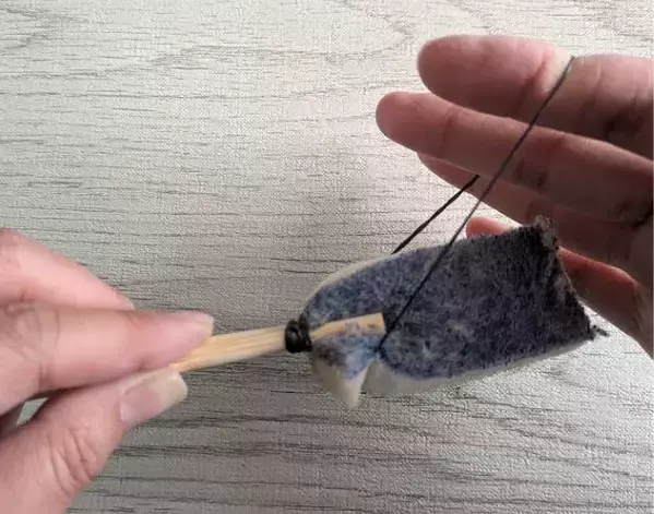 3か月放置のサッシ汚れが落ちた！　割り箸を活用した「溝掃除ツール」がすごい