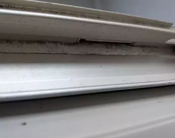 3か月放置のサッシ汚れが落ちた！　割り箸を活用した「溝掃除ツール」がすごい