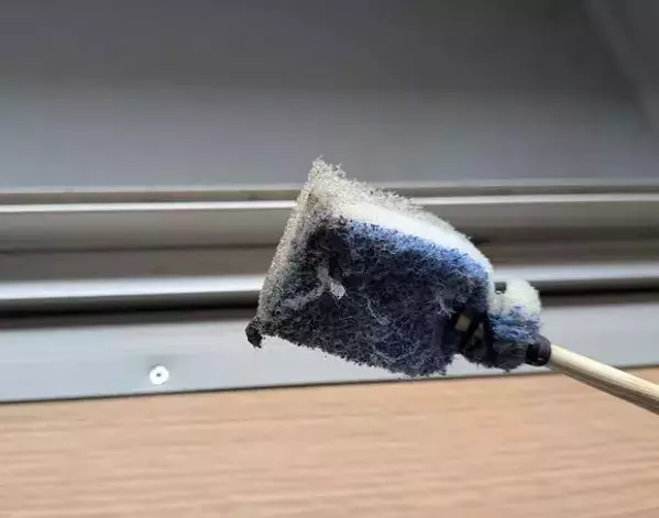 3か月放置のサッシ汚れが落ちた！　割り箸を活用した「溝掃除ツール」がすごい