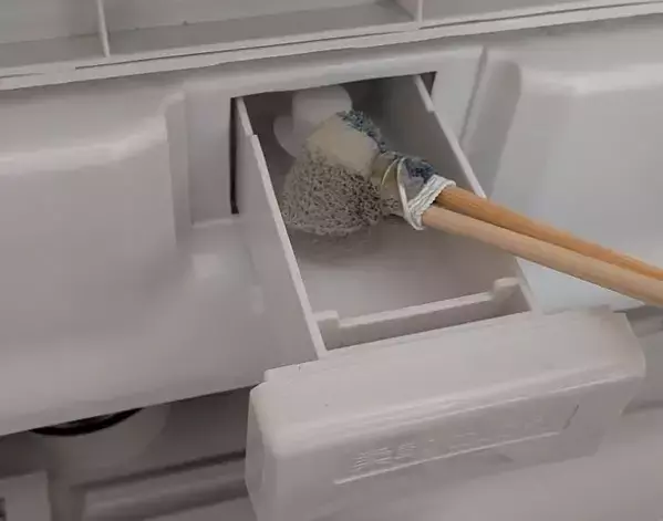 3か月放置のサッシ汚れが落ちた！　割り箸を活用した「溝掃除ツール」がすごい