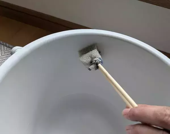 3か月放置のサッシ汚れが落ちた！　割り箸を活用した「溝掃除ツール」がすごい