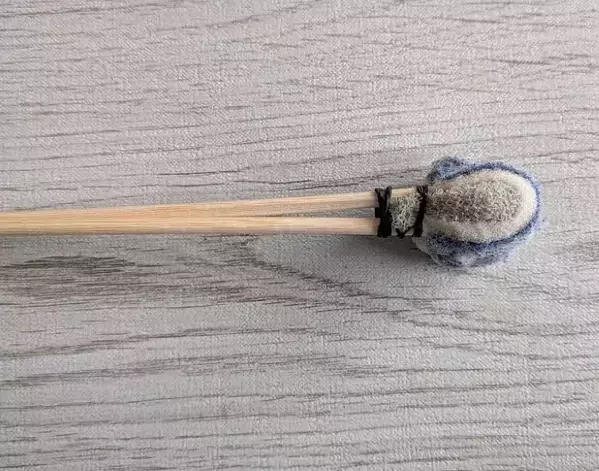 3か月放置のサッシ汚れが落ちた！　割り箸を活用した「溝掃除ツール」がすごい