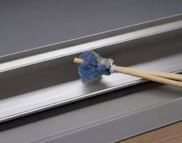 3か月放置のサッシ汚れが落ちた！　割り箸を活用した「溝掃除ツール」がすごい