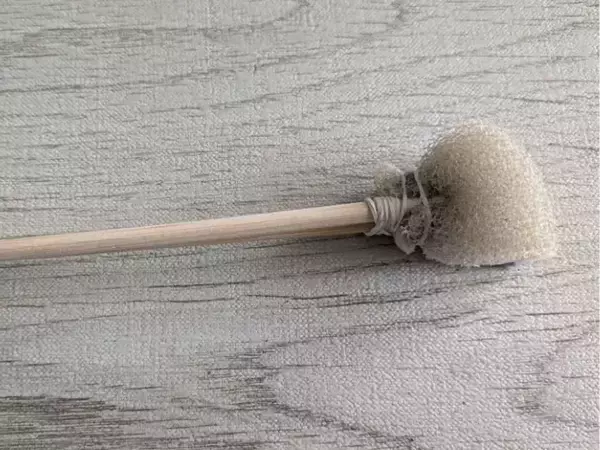 3か月放置のサッシ汚れが落ちた！　割り箸を活用した「溝掃除ツール」がすごい