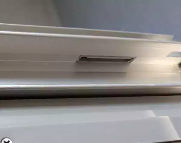 3か月放置のサッシ汚れが落ちた！　割り箸を活用した「溝掃除ツール」がすごい