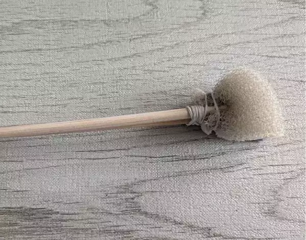 3か月放置のサッシ汚れが落ちた！　割り箸を活用した「溝掃除ツール」がすごい