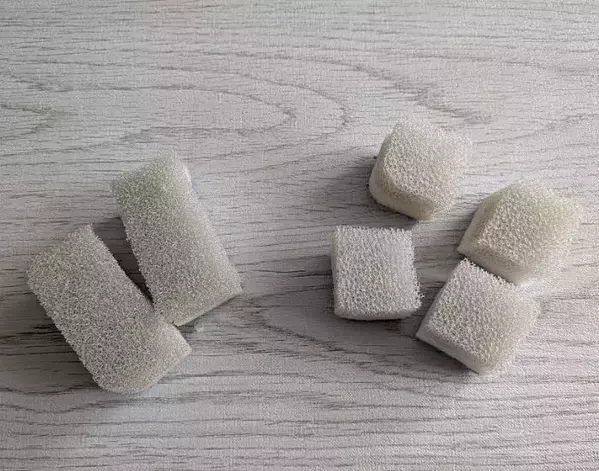 3か月放置のサッシ汚れが落ちた！　割り箸を活用した「溝掃除ツール」がすごい