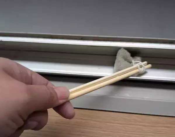 3か月放置のサッシ汚れが落ちた！　割り箸を活用した「溝掃除ツール」がすごい