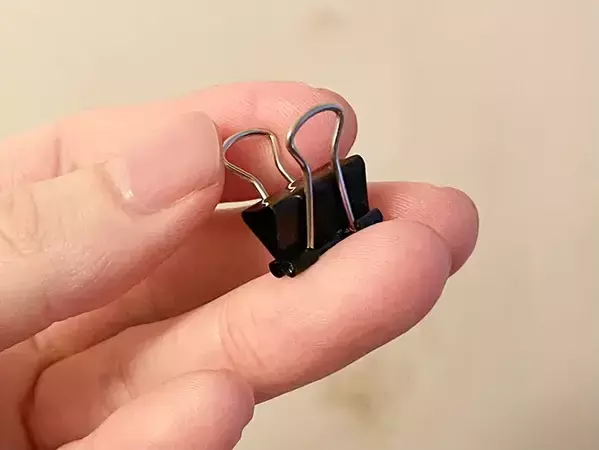 クルクル絞って留めるだけ　ダブルクリップで歯磨き粉のチューブがもっと使いやすくなる