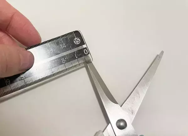 線を引かずに1cmカット　ハサミに『マステ』を貼るだけで直線作業が簡単になる裏技