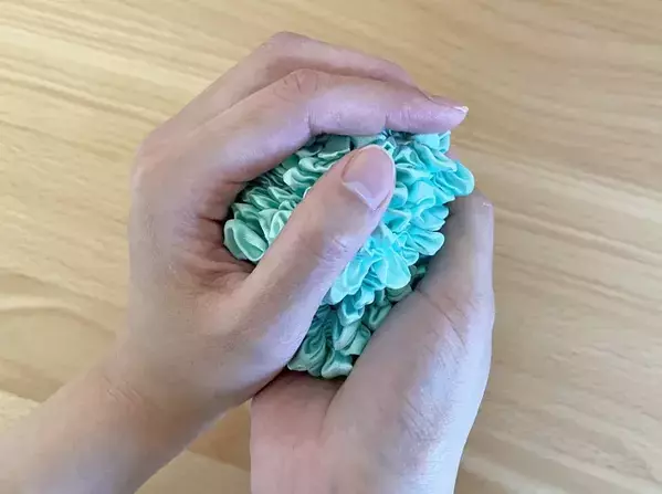 「本当にエコバッグ？」と店員さんも驚く　330円くしゅくしゅバッグを日常使いしてみた