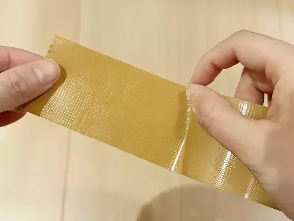 布テープを『手だけ』で真っ直ぐちぎるコツ　10回検証した結果？　「不器用でもできた」