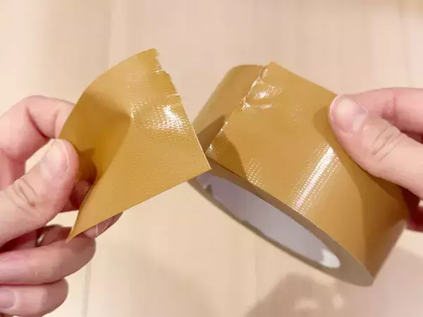 布テープを『手だけ』で真っ直ぐちぎるコツ　10回検証した結果？　「不器用でもできた」