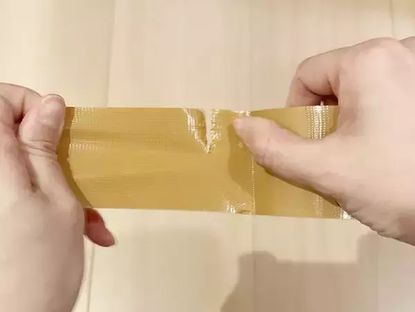 布テープを『手だけ』で真っ直ぐちぎるコツ　10回検証した結果？　「不器用でもできた」