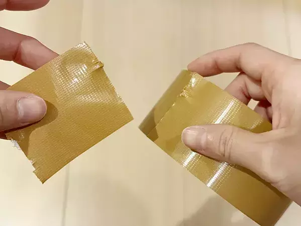 布テープを『手だけ』で真っ直ぐちぎるコツ　10回検証した結果？　「不器用でもできた」