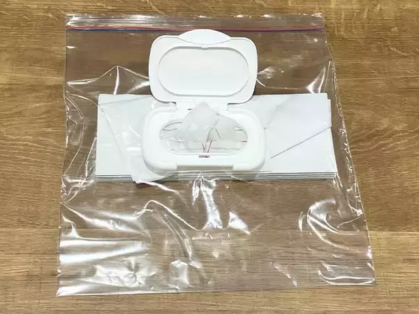 【３分DIY】ジッパー袋とウェットシートの蓋で作る　“即席”携帯ティッシュケースの手順