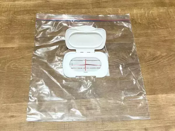 【３分DIY】ジッパー袋とウェットシートの蓋で作る　“即席”携帯ティッシュケースの手順